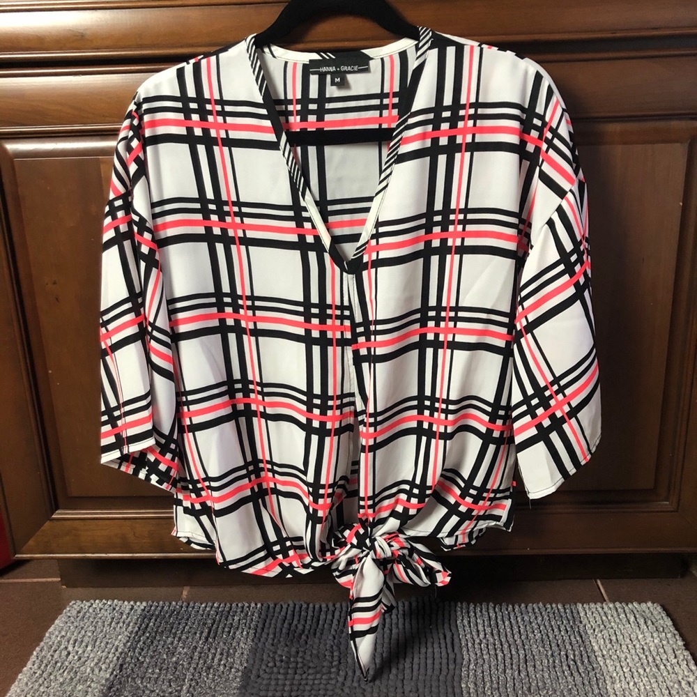 🌺🌼 NWOT - Hanna + Grace 3/4 Sleeve Front Tie Top
